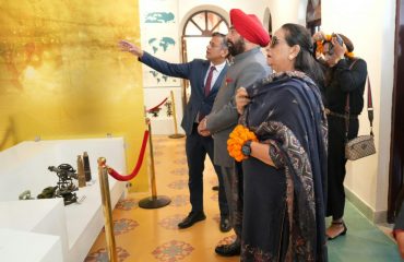 मसूरी में जॉर्ज एवरेस्ट कार्टोग्राफी संग्रहालय का भ्रमण कर जानकारी प्राप्त करते हुए राज्यपाल लेफ्टिनेंट जनरल गुरमीत सिंह (से नि)।