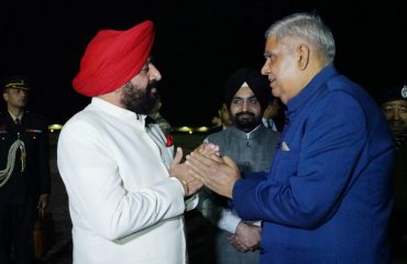 उपराष्ट्रपति श्री जगदीप धनखड़ को विदाई देते हुए राज्यपाल लेफ्टिनेंट जनरल गुरमीत सिंह (से नि)।