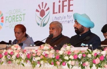 एफआरआई देहरादून में आयोजित वनों पर संयुक्त राष्ट्र फोरम (यूएनएफएफ) कार्यक्रम में पतिभाग करते हुए उपराष्ट्रपति श्री जगदीप धनखड़ एवं राज्यपाल लेफ्टिनेंट जनरल गुरमीत सिंह (से नि)।