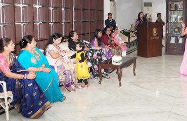 करवा चौथ के अवसर पर राजभवन परिवार की महिलाओं के साथ प्रतिभाग करती हुईं प्रथम महिला श्रीमती गुरमीत कौर।