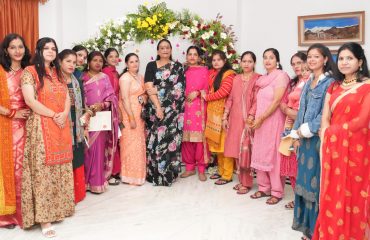 करवा चौथ के अवसर पर राजभवन परिवार की महिलाओं के साथ प्रतिभाग करती हुईं प्रथम महिला श्रीमती गुरमीत कौर।