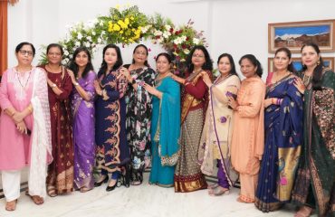 करवा चौथ के अवसर पर राजभवन परिवार की महिलाओं के साथ प्रतिभाग करती हुईं प्रथम महिला श्रीमती गुरमीत कौर।