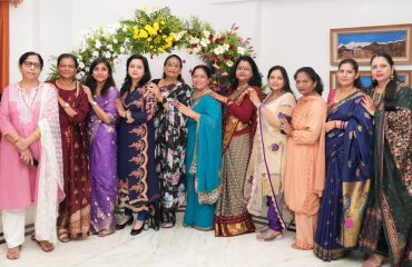 करवा चौथ के अवसर पर राजभवन परिवार की महिलाओं के साथ प्रतिभाग करती हुईं प्रथम महिला श्रीमती गुरमीत कौर।