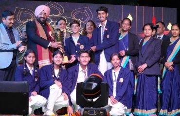 Governor Lt Gen Gurmit Singh (Retd) with the winners of the outstanding performing teams.