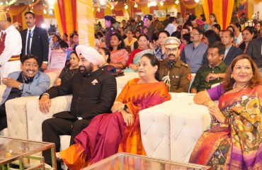 उपवा दिवाली मेले के समापन समारोह के अवसर पर राज्यपाल लेफ्टिनेंट जनरल गुरमीत सिंह (से नि) एवं प्रथम महिला श्रीमती गुरमीत कौर।।
