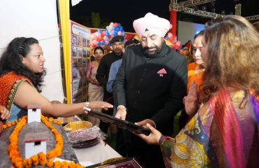 उपवा दिवाली मेले में लगे स्टॉलों का निरीक्षण करते हुए राज्यपाल लेफ्टिनेंट जनरल गुरमीत सिंह (से नि) एवं प्रथम महिला श्रीमती गुरमीत कौर।