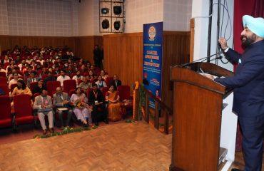 राजभवन में कैंसर जागरूकता एवं रोकथाम विषय पर आयोजित सेमिनार को संबोधित करते हुए लेफ्टिनेंट जनरल गुरमीत सिंह(से नि)।