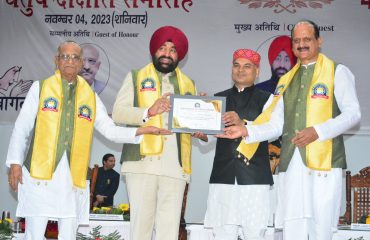 चतुर्थ दीक्षांत समारोह में संस्थान के लोगों को उपाधि और मेडल प्रदान करते हुए राज्यपाल लेफ्टिनेंट जनरल गुरमीत सिंह (से नि)।