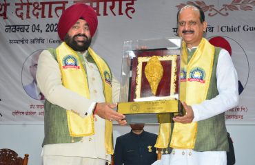 कार्यक्रम में राज्यपाल लेफ्टिनेंट जनरल गुरमीत सिंह (से नि) को स्मृति चिन्ह भेंट करते हुए निदेशक एवं अध्यक्ष शासकीय मण्डल एनआईटी श्रीनगर, प्रो. ललित कुमार अवस्थी ।