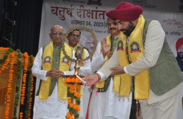 एनआईटी श्रीनगर के चतुर्थ दीक्षांत समारोह का दीप प्रज्वलित कर शुभारंभ करते हुए राज्यपाल लेफ्टिनेंट जनरल गुरमीत सिंह (से नि)।