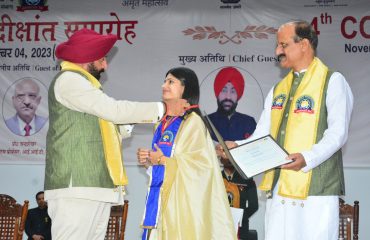 चतुर्थ दीक्षांत समारोह में संस्थान के लोगों को उपाधि और मेडल प्रदान करते हुए राज्यपाल लेफ्टिनेंट जनरल गुरमीत सिंह (से नि)।