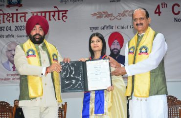 चतुर्थ दीक्षांत समारोह में संस्थान के लोगों को उपाधि और मेडल प्रदान करते हुए राज्यपाल लेफ्टिनेंट जनरल गुरमीत सिंह (से नि)।