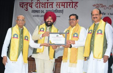 चतुर्थ दीक्षांत समारोह में संस्थान के लोगों को उपाधि और मेडल प्रदान करते हुए राज्यपाल लेफ्टिनेंट जनरल गुरमीत सिंह (से नि)।