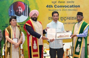दून विश्वविद्यालय के चतुर्थ दीक्षांत समारोह में छात्र-छात्राओं को उपाधि देकर सम्मानित करते हुए राज्यपाल लेफ्टिनेंट जनरल गुरमीत सिंह (से नि)।