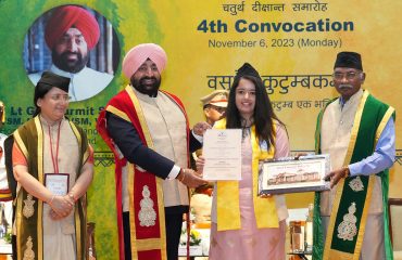 दून विश्वविद्यालय के चतुर्थ दीक्षांत समारोह में छात्र-छात्राओं को उपाधि देकर सम्मानित करते हुए राज्यपाल लेफ्टिनेंट जनरल गुरमीत सिंह (से नि)।