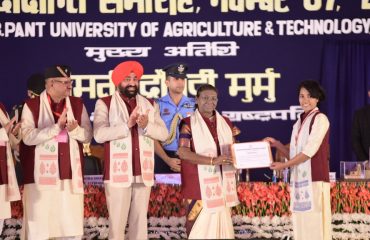 President Smt. Draupadi Murmu and Governor Lt Gen Gurmit Singh (Retd) present the degree to a student at the convocation ceremony.