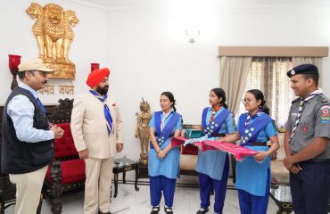 राज्यपाल लेफ्टिनेंट जनरल गुरमीत सिंह (से नि) से राजभवन में शिष्टाचार भेंट करते हुए भारत स्काउट्स एवं गाइड्स के प्रतिनिधिमण्डल।