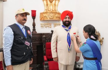 राज्यपाल लेफ्टिनेंट जनरल गुरमीत सिंह (से नि) को राजकीय स्कार्फ तथा फ्लैग स्टीकर पहनाते हुए भारत स्काउट्स एवं गाइड्स के प्रतिनिधिमण्डल।