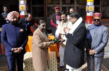 राष्ट्रपति श्रीमती द्रौपदी मुर्मु को अंग वस्त्र भेंट करते हुए मंदिर समिति के पदाधिकारी।