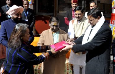 राष्ट्रपति श्रीमती द्रौपदी मुर्मु को अंग वस्त्र भेंट करते हुए मंदिर समिति के पदाधिकारी।