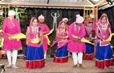कार्यक्रम में नृत्य प्रस्तुत करते हुए जनजातीय समूह की महिलाएं।