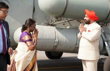 Governor Lt Gen Gurmit Singh (Retd) welcoming and felicitating President Smt. Draupadi Murmu at Pantnagar Airport Udham Singh Nagar.