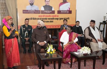 राजभवन में जनजातीय समूह की महिला से संवाद करती हुईं राष्ट्रपति श्रीमती द्रौपदी मुर्म साथ में राज्यपाल लेफ्टिनेंट जनरल गुरमीत सिंह(से नि)।