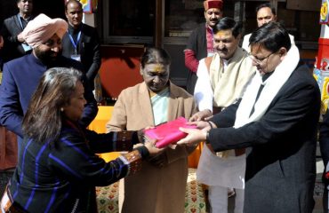 Temple committee officials present clothes to President Smt. Draupadi Murmu.