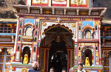 भगवान बद्री विशाल के दर्शन करती हुईं राष्ट्रपति श्रीमती द्रौपदी मुर्मु साथ में राज्यपाल लेफ्टिनेंट जनरल गुरमीत सिंह (से नि) और मुख्यमंत्री पुष्कर सिंह धामी।