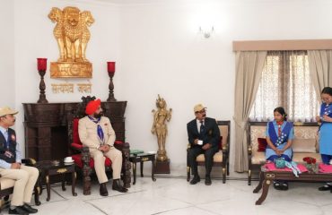 राज्यपाल लेफ्टिनेंट जनरल गुरमीत सिंह (से नि) से राजभवन में शिष्टाचार भेंट करते हुए भारत स्काउट्स एवं गाइड्स के प्रतिनिधिमण्डल।