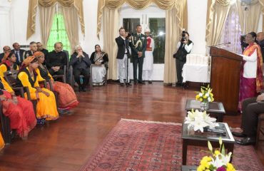 राजभवन में आयोजित कार्यक्रम को संबोधित करती हुईं राष्ट्रपति श्रीमती द्रौपदी मुर्म।