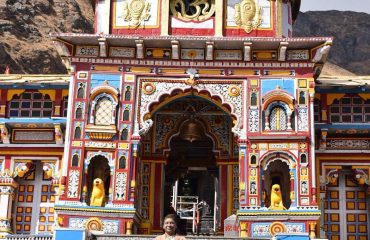 भगवान बद्री विशाल के दर्शन करती हुईं राष्ट्रपति श्रीमती द्रौपदी मुर्मु साथ में राज्यपाल लेफ्टिनेंट जनरल गुरमीत सिंह (से नि) और मुख्यमंत्री पुष्कर सिंह धामी।