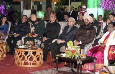 राजभवन में आयोजित सांस्कृतिक संध्या को देखती हुईं राष्ट्रपति श्रीमती द्रौपदी मुर्म।