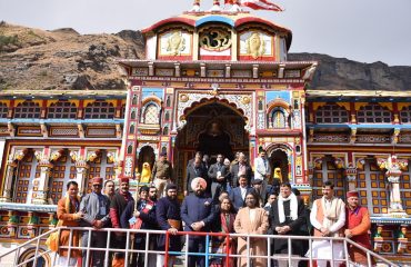 भगवान बद्री विशाल के दर्शन करती हुईं राष्ट्रपति श्रीमती द्रौपदी मुर्मु साथ में राज्यपाल लेफ्टिनेंट जनरल गुरमीत सिंह (से नि) और मुख्यमंत्री पुष्कर सिंह धामी।