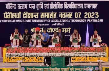 President Smt. Draupadi Murmu and Governor Lt Gen Gurmit Singh (Retd) release the booklet in the programme.