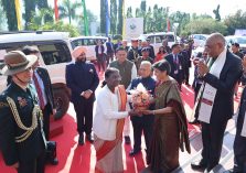 Vice Chancellor of Hemwati Nandan Bahuguna Garhwal Central University and others welcome President Smt. Draupadi Murmu.;?>