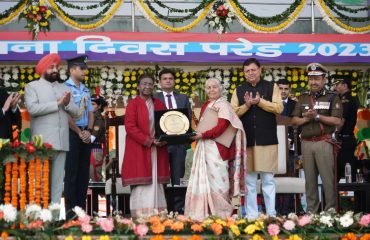 विभिन्न क्षेत्रों में उत्कृष्ट सेवा हेतु उत्तराखण्ड गौरव सम्मान से सम्मानित करती हुईं राष्ट्रपति श्रीमती द्रौपदी मुर्मु साथ में राज्यपाल एवं मुख्यमंत्री।