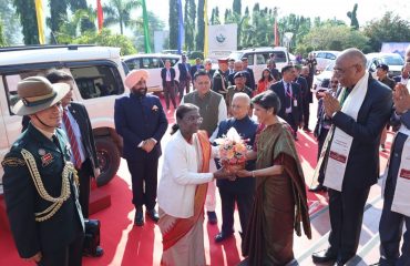 राष्ट्रपति श्रीमती द्रौपदी मुर्मु का स्वागत करते हुए हेमवती नंदन बहुगुणा गढ़वाल केन्द्रीय विश्वविद्यालय के कुलपति एवं अन्य।