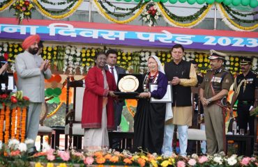 विभिन्न क्षेत्रों में उत्कृष्ट सेवा हेतु उत्तराखण्ड गौरव सम्मान से सम्मानित करती हुईं राष्ट्रपति श्रीमती द्रौपदी मुर्मु साथ में राज्यपाल एवं मुख्यमंत्री।