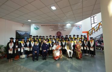 President Smt. Draupadi Murmu, Governor and Chief Minister with the students.