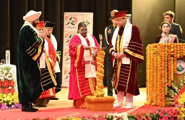 हेमवती नंदन बहुगुणा गढ़वाल केन्द्रीय विश्वविद्यालय के 11वें दीक्षांत समारोह का शुभारंभ करती हुईं राष्ट्रपति श्रीमती द्रौपदी मुर्मु साथ में राज्यपाल एवं मुख्यमंत्री।
