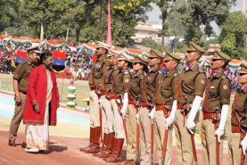 कार्यक्रम के अवसर पर परेड का निरीक्षण करती हुईं राष्ट्रपति श्रीमती द्रौपदी मुर्मु।