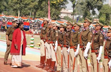 कार्यक्रम के अवसर पर परेड का निरीक्षण करती हुईं राष्ट्रपति श्रीमती द्रौपदी मुर्मु।