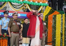 President Smt. Draupadi Murmu along with the Governor and Chief Minister takes the salute of the march past on the occasion of a program organized at Police Line, Dehradun.;?>