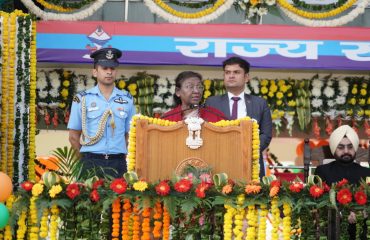 पुलिस लाईन, देहरादून में आयोजित कार्यक्रम को संबोधित करती हुईं राष्ट्रपति श्रीमती द्रौपदी मुर्मु।