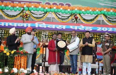 विभिन्न क्षेत्रों में उत्कृष्ट सेवा हेतु उत्तराखण्ड गौरव सम्मान से सम्मानित करती हुईं राष्ट्रपति श्रीमती द्रौपदी मुर्मु साथ में राज्यपाल एवं मुख्यमंत्री।