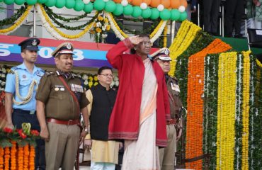 पुलिस लाईन, देहरादून में आयोजित कार्यक्रम के अवसर पर मार्च पास्ट की सलामी लेती हुईं राष्ट्रपति श्रीमती द्रौपदी मुर्मु साथ में राज्यपाल एवं मुख्यमंत्री।