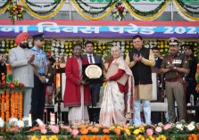 President Smt. Draupadi Murmu being honored with Uttarakhand Gaurav Samman for excellent service in various fields along with the Governor and Chief Minister.;?>