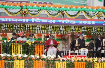 पुलिस लाईन, देहरादून में आयोजित कार्यक्रम में प्रतिभाग करती हुईं राष्ट्रपति श्रीमती द्रौपदी मुर्मु साथ में राज्यपाल एवं मुख्यमंत्री।