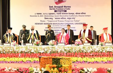 विश्वविद्यालय के 11वें दीक्षांत समारोह प्रतिभाग करती हुईं राष्ट्रपति श्रीमती द्रौपदी मुर्मु साथ में राज्यपाल एवं मुख्यमंत्री।